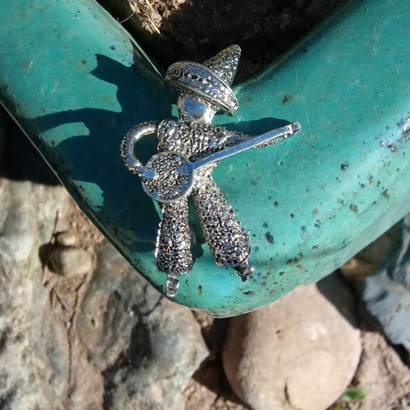 Gorgeous silver colored Brooch Pin banjo player - Picture 13 of 16